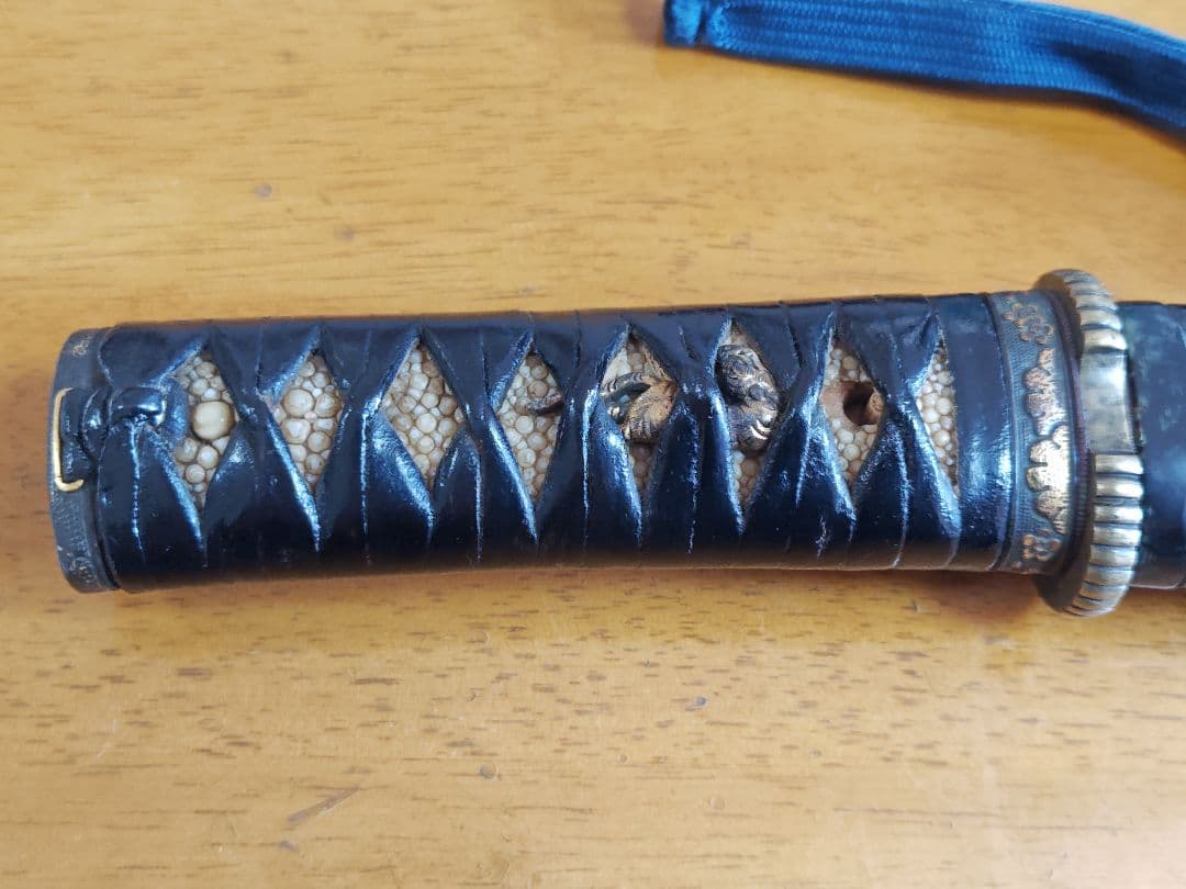 江戸期　黒漆塗鞘短刀拵、魚々子地縁頭金色絵、 虎図目貫、革巻き柄