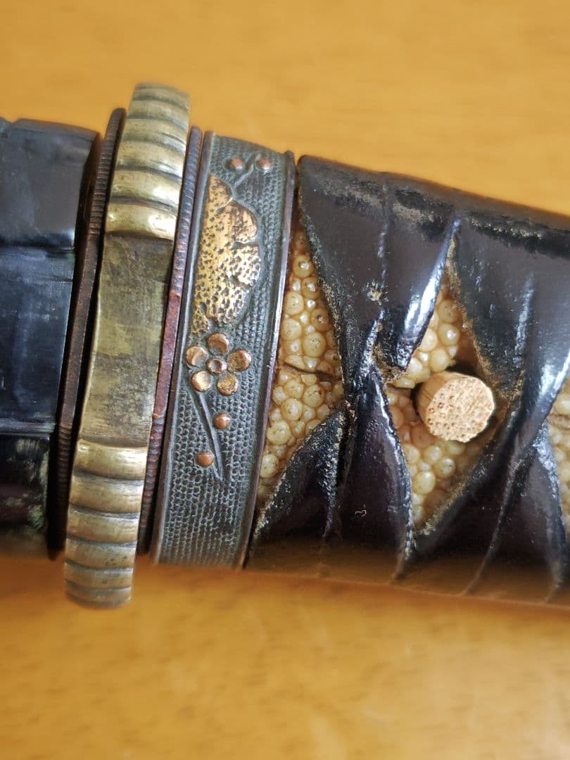 江戸期　黒漆塗鞘短刀拵、魚々子地縁頭金色絵、 虎図目貫、革巻き柄