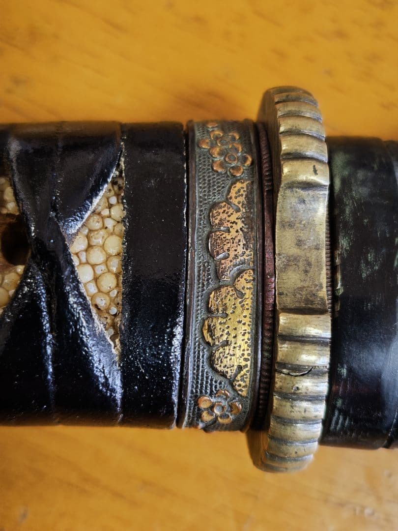 江戸期　黒漆塗鞘短刀拵、魚々子地縁頭金色絵、 虎図目貫、革巻き柄