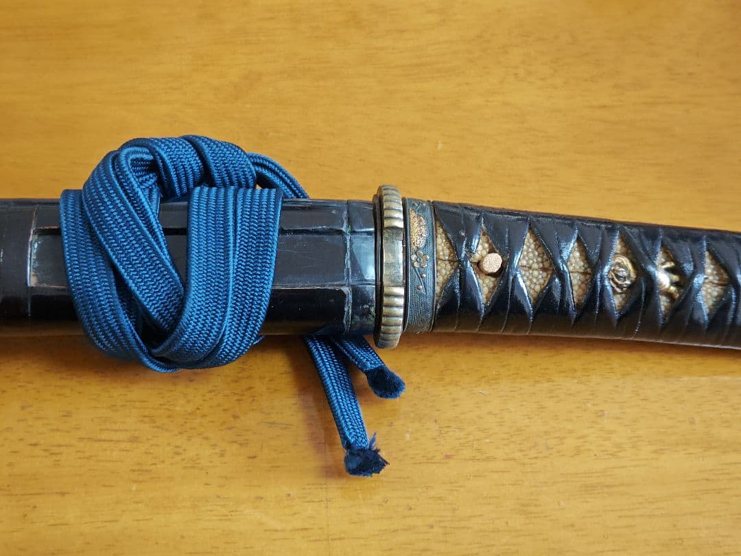 江戸期　黒漆塗鞘短刀拵、魚々子地縁頭金色絵、 虎図目貫、革巻き柄