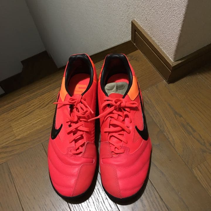 初めまして、新品未使用のナイキのフットサルシューズです、
