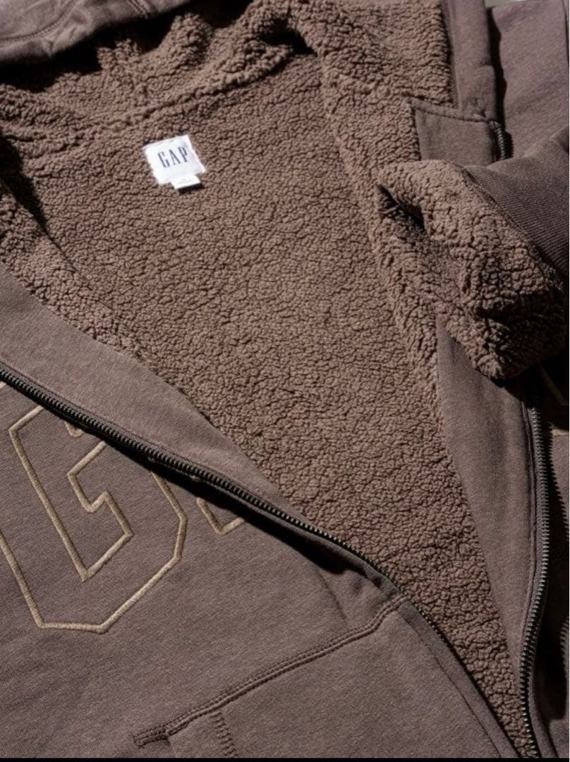 GAPロゴ裏ボア ジップアップパーカー
