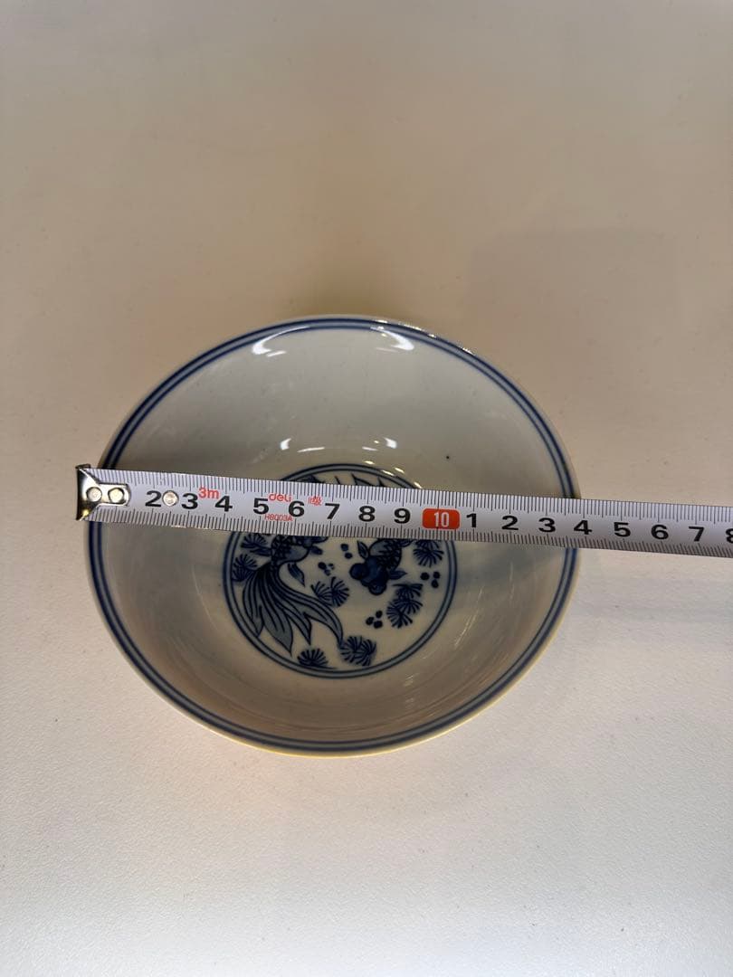 中国大清光緒年製 黄釉青花金魚文小碗 外側に暗刻の双龍戯珠文 骨董品コレクション