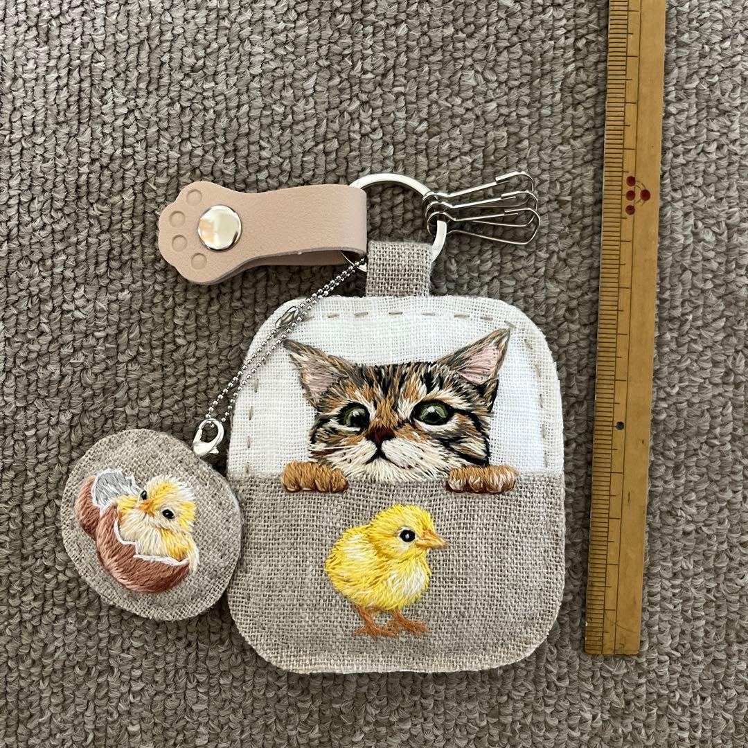 m*上様 ハンドメイド刺繍キーホルダー　茶トラさんとひよこ