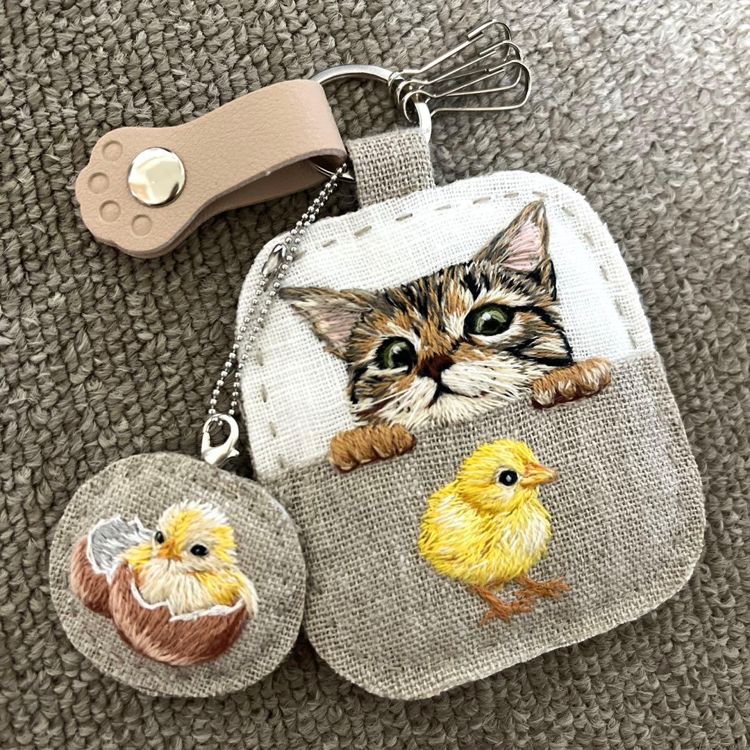 m*上様 ハンドメイド刺繍キーホルダー　茶トラさんとひよこ