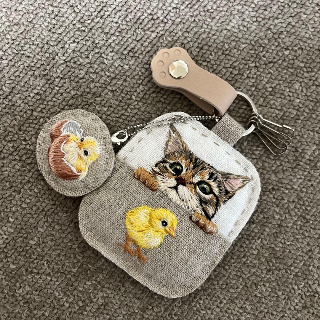 m*上様 ハンドメイド刺繍キーホルダー　茶トラさんとひよこ