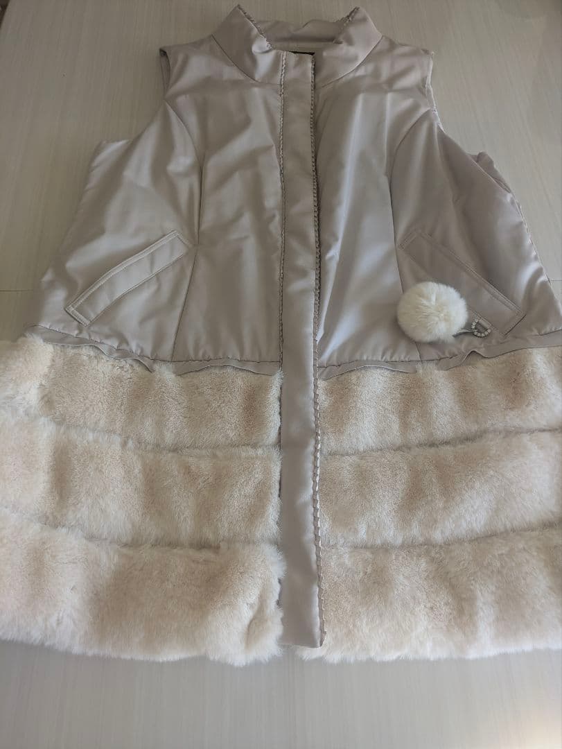 【美品】TO BE CHIC ラビット チャーム中綿 ファー切り替えベスト 46