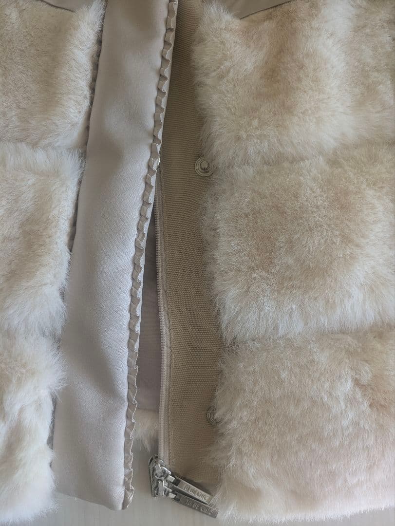 【美品】TO BE CHIC ラビット チャーム中綿 ファー切り替えベスト 46