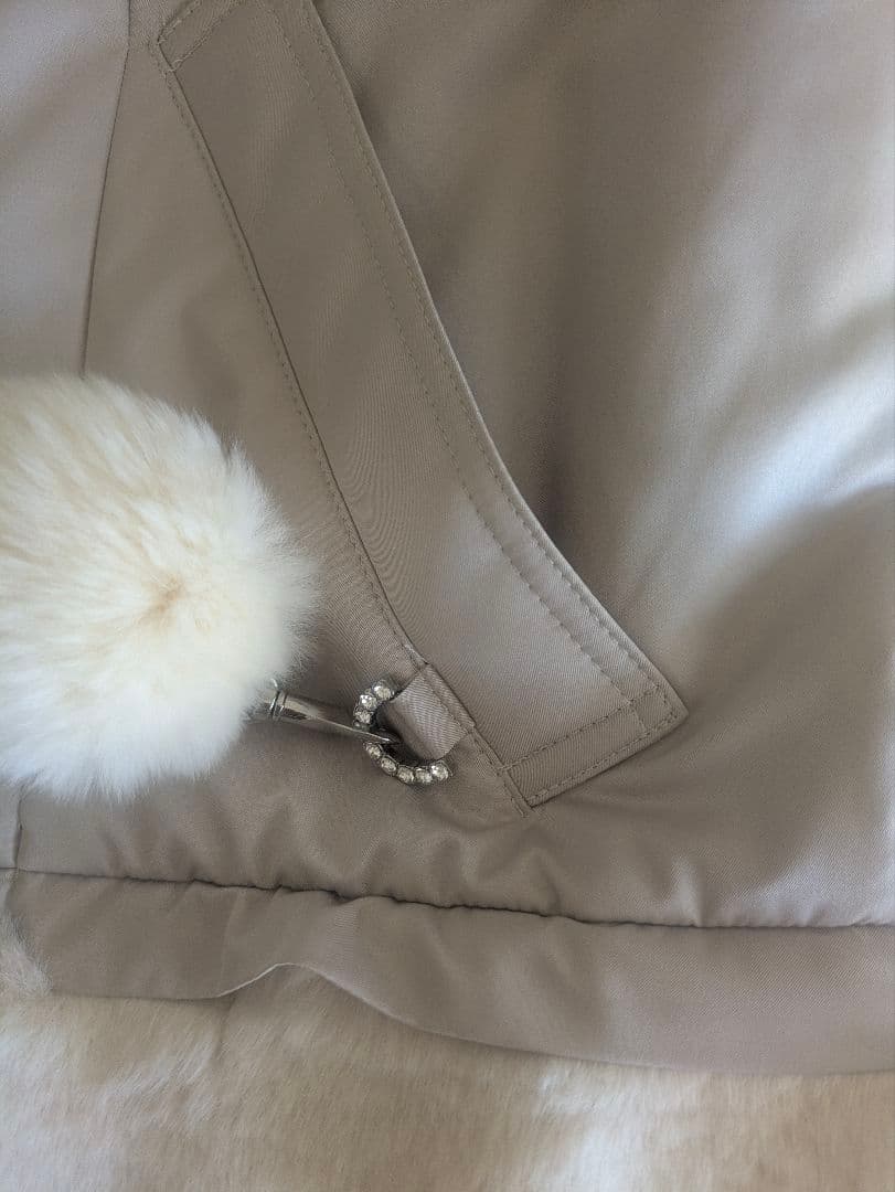 【美品】TO BE CHIC ラビット チャーム中綿 ファー切り替えベスト 46