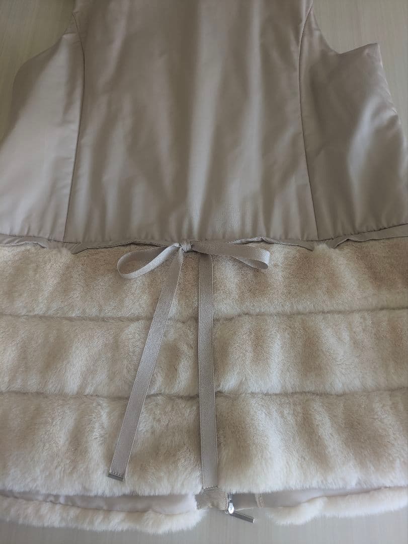 【美品】TO BE CHIC ラビット チャーム中綿 ファー切り替えベスト 46