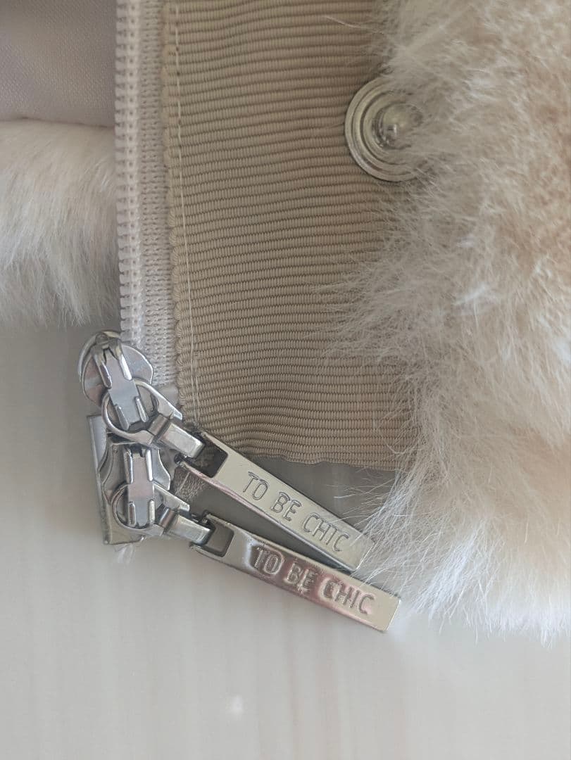 【美品】TO BE CHIC ラビット チャーム中綿 ファー切り替えベスト 46