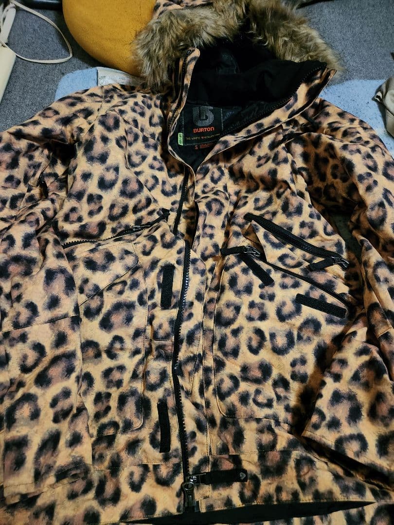 Burton ヒョウ柄　スノーボードウェア
