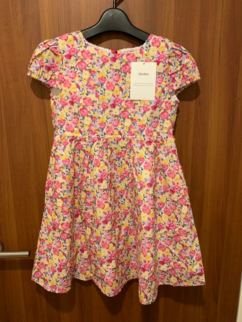 新品　BeBe 花柄ワンピース　130