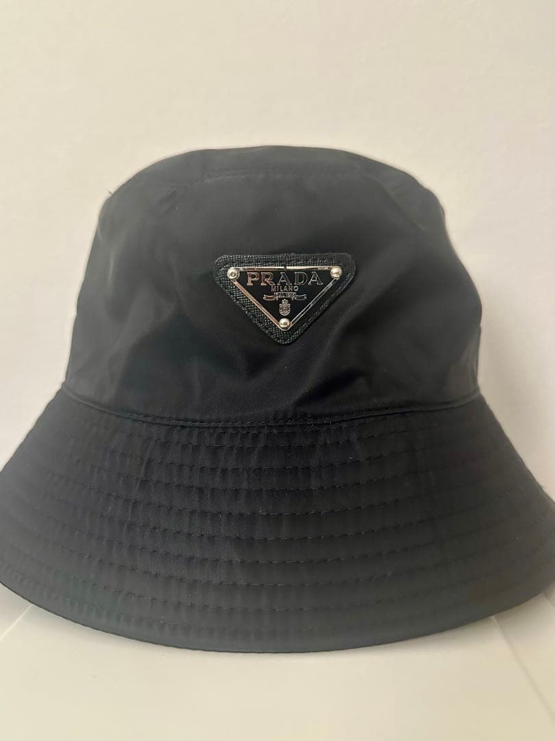 yu〔新品、美品〕PRADA ブラック バケットハット ノベルティ