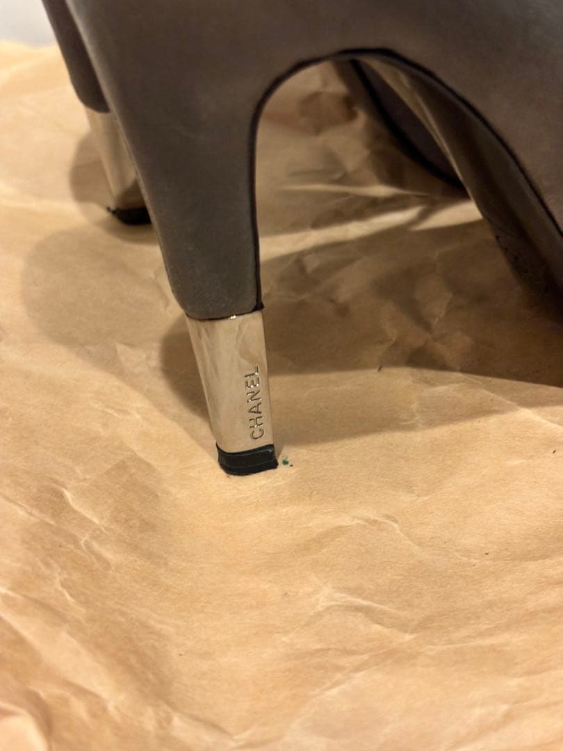 CHANEL グレー レザー ヒール