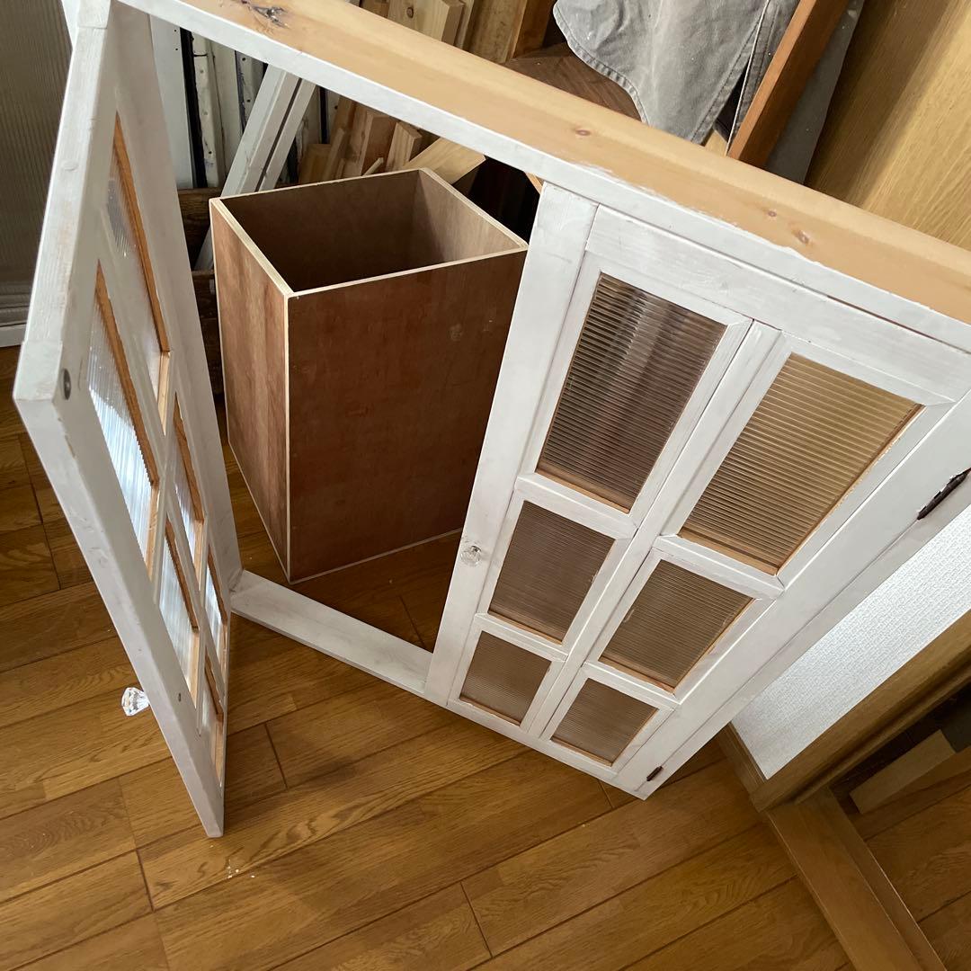 ホワイトガラス扉付き収納キャビネット