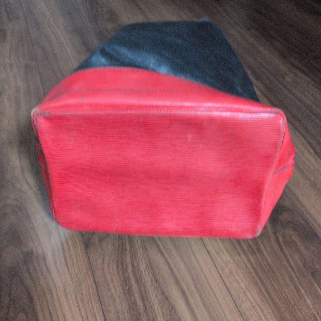 Louis Vuitton　フランス製　エピ　ノエ　ブラック/レッド