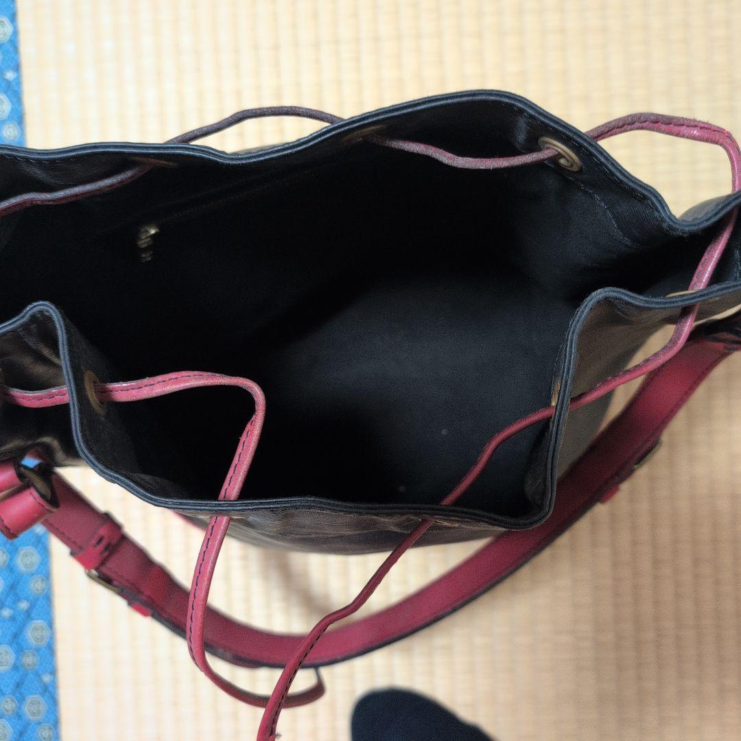 Louis Vuitton　フランス製　エピ　ノエ　ブラック/レッド