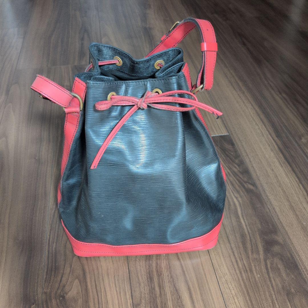Louis Vuitton　フランス製　エピ　ノエ　ブラック/レッド