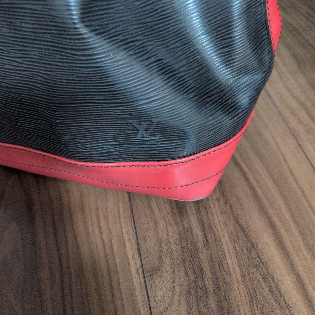 Louis Vuitton　フランス製　エピ　ノエ　ブラック/レッド