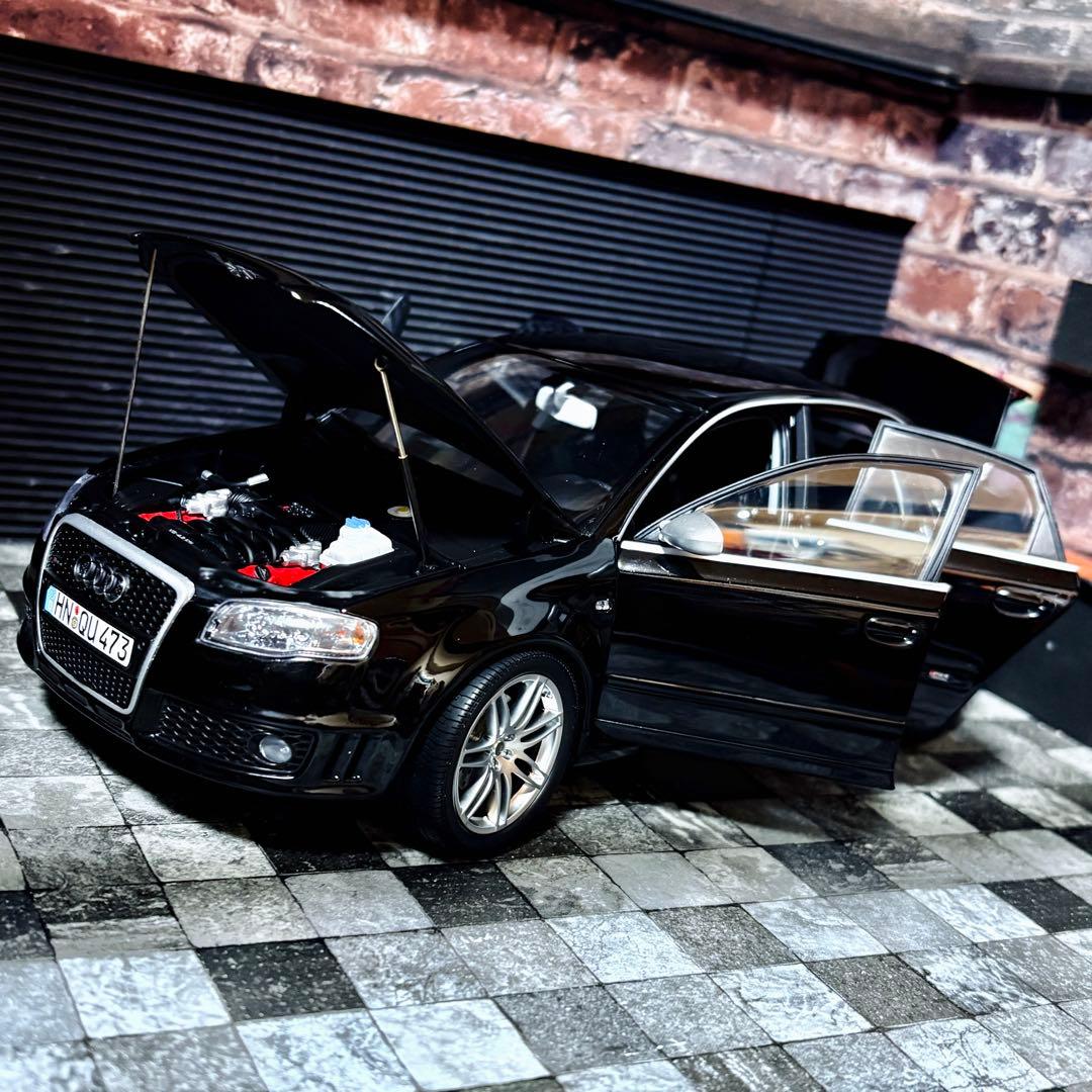 ディーラー特注 1/18 ミニチャンプス アウディ RS4 (B7)