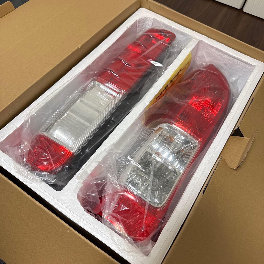 ハイエース　純正　テールライト レッド 2個セット