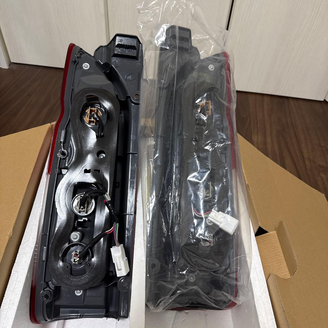ハイエース　純正　テールライト レッド 2個セット
