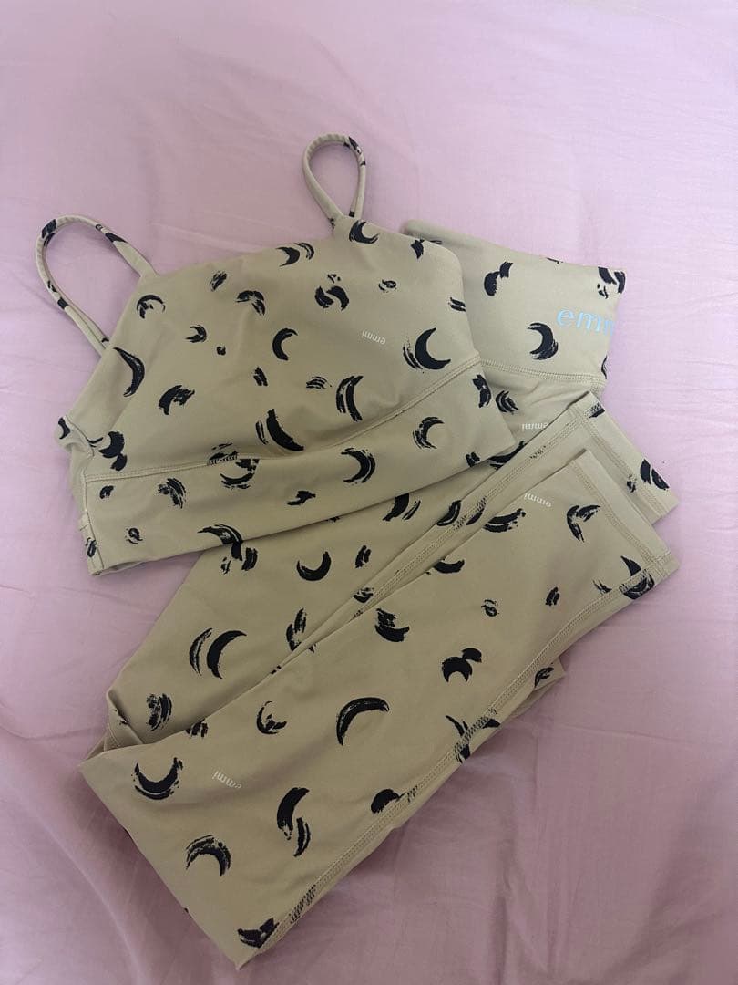 emmi ヨガウェア ベージュ 月模様