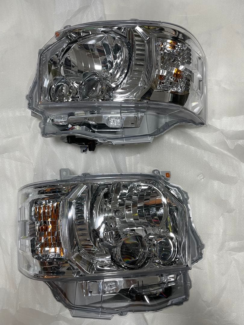 新車外し　ハイエース　純正LEDヘッドライト