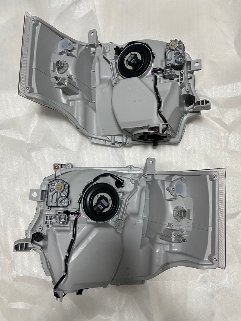 新車外し　ハイエース　純正LEDヘッドライト