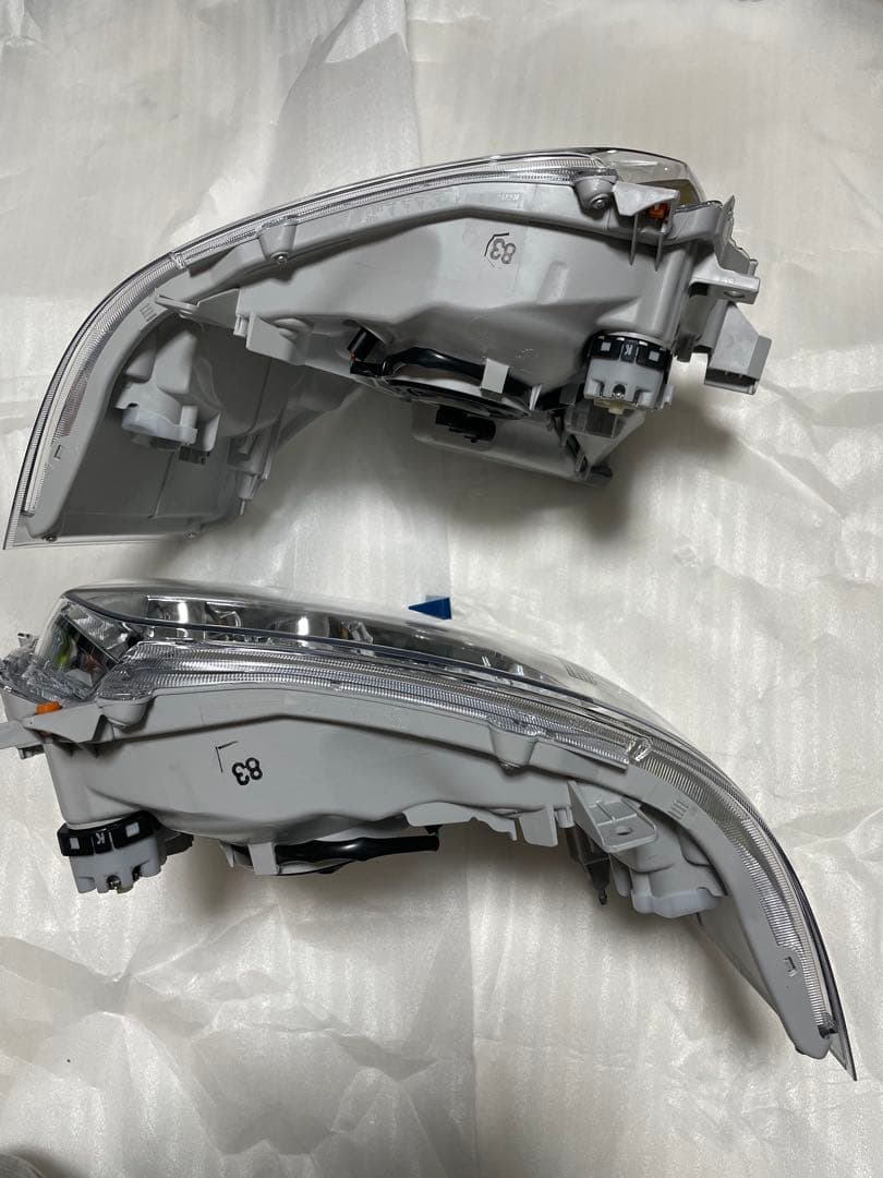 新車外し　ハイエース　純正LEDヘッドライト