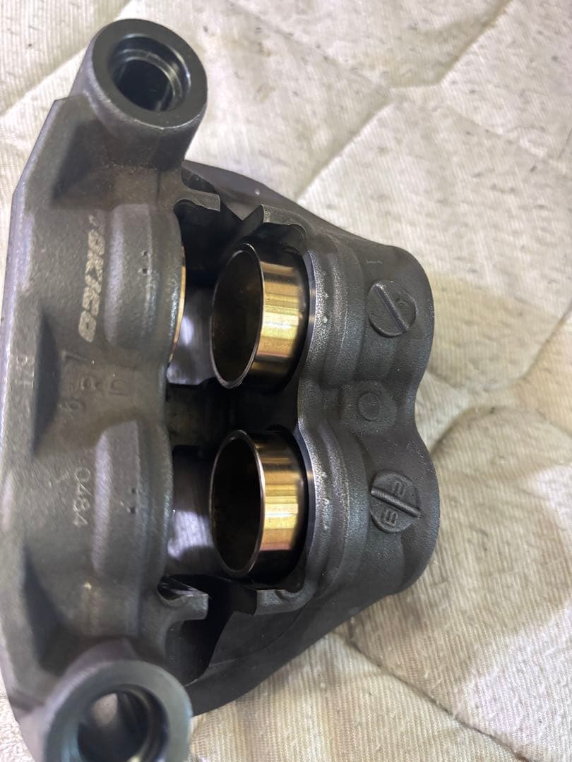 KAWASAKI Z900RS 純正キャリパーピッチ108　フロント左右セット