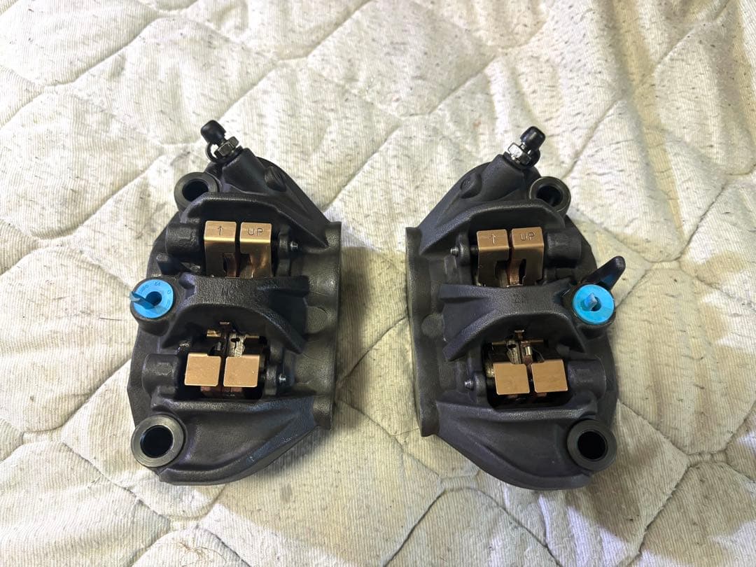 KAWASAKI Z900RS 純正キャリパーピッチ108　フロント左右セット