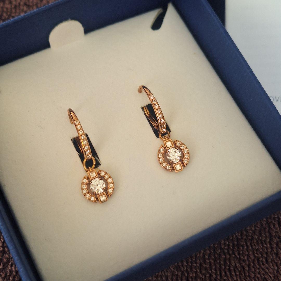 スワロフスキー Swarovski ピアス