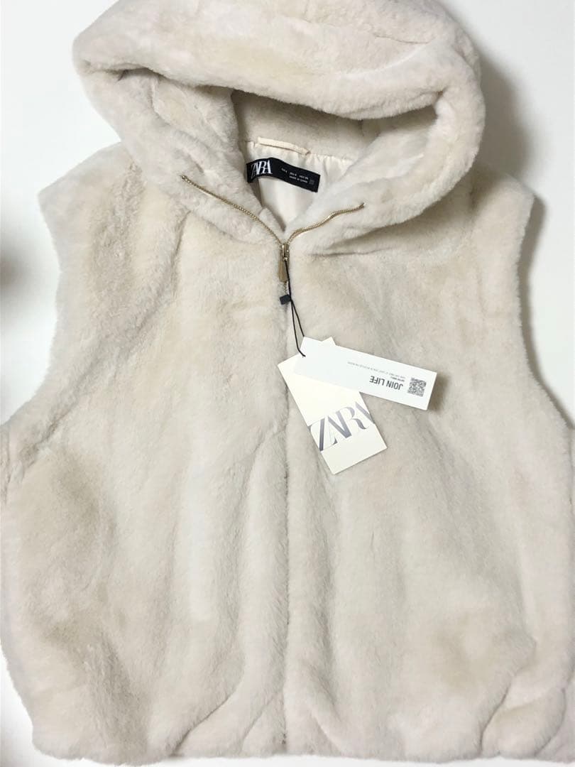 新品 ZARA フード付きフェイクファーベスト Sサイズ