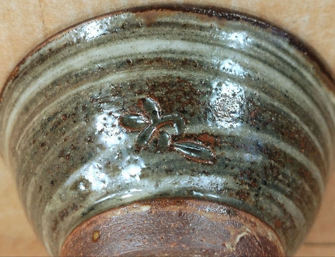 傑作【本物保証】金城次郎 壷屋焼ぐい呑(笑魚文ぐい呑）共箱 栞 人間国宝 美品