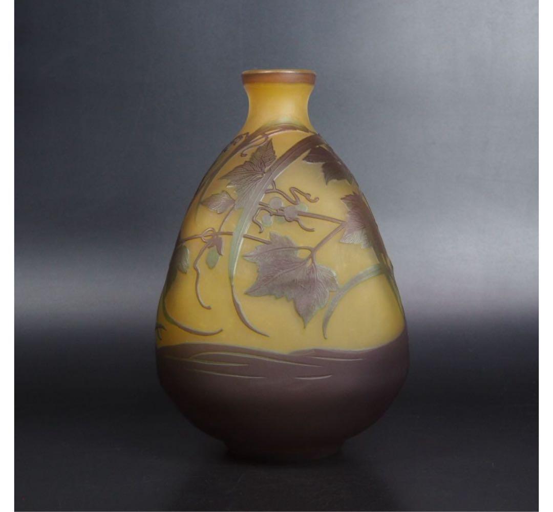 送料無料 時代物　被せガラス蔦葛文扁壺　花文花瓶　高さ23.5ｃｍ　共箱