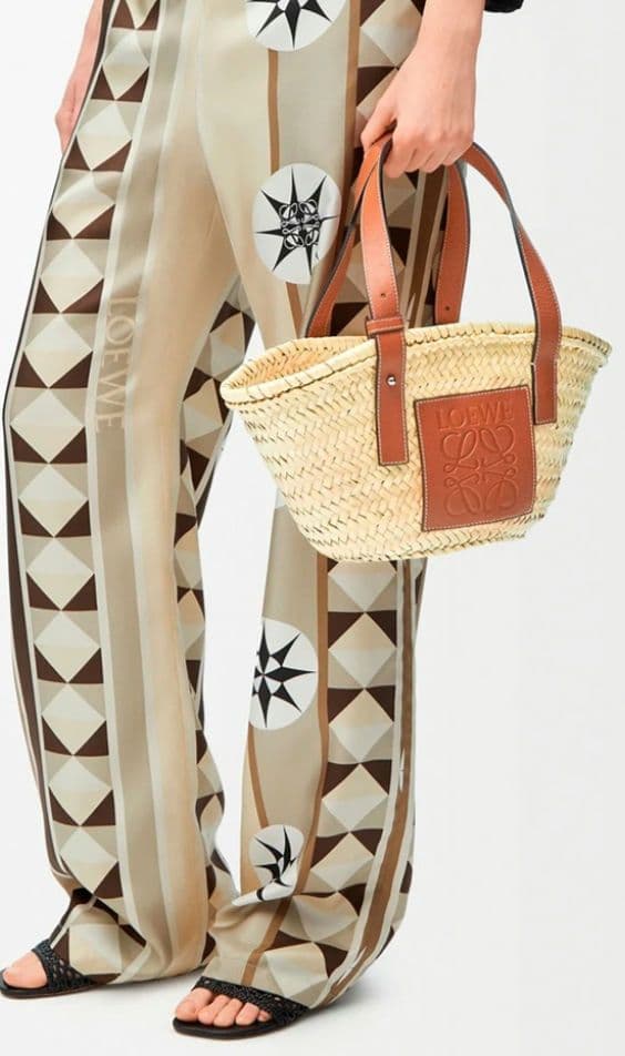 値下げ！新品未使用　保存袋付き　LOEWE ロゴ入りカゴバッグ　スモール