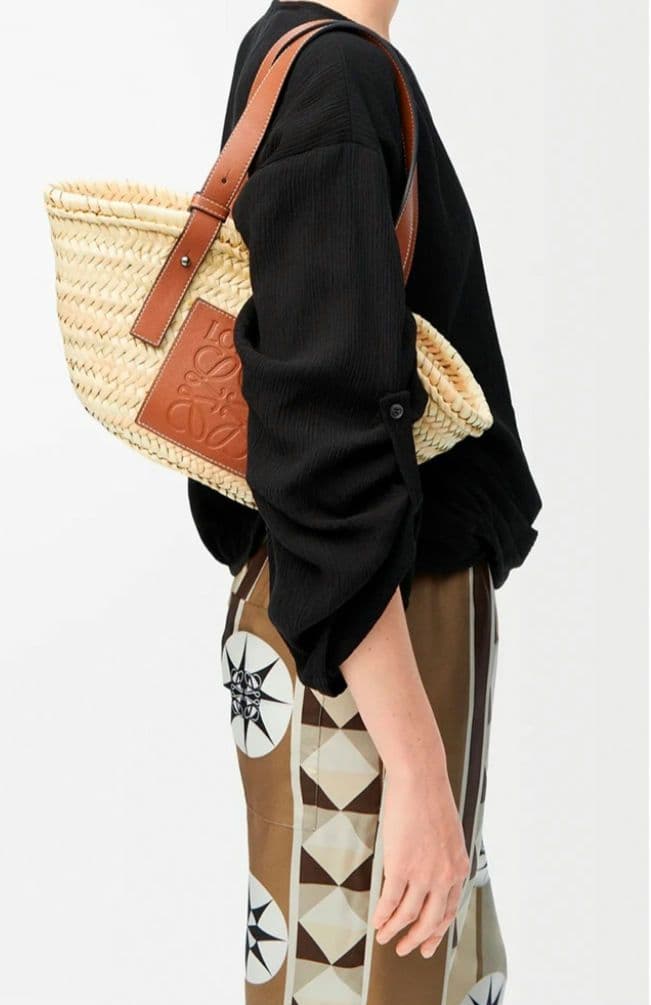 値下げ！新品未使用　保存袋付き　LOEWE ロゴ入りカゴバッグ　スモール