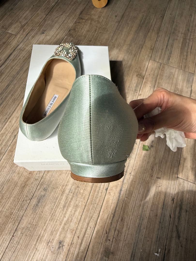 マノロブラニク　ハンギシ　37 24cm グリーン　サテン