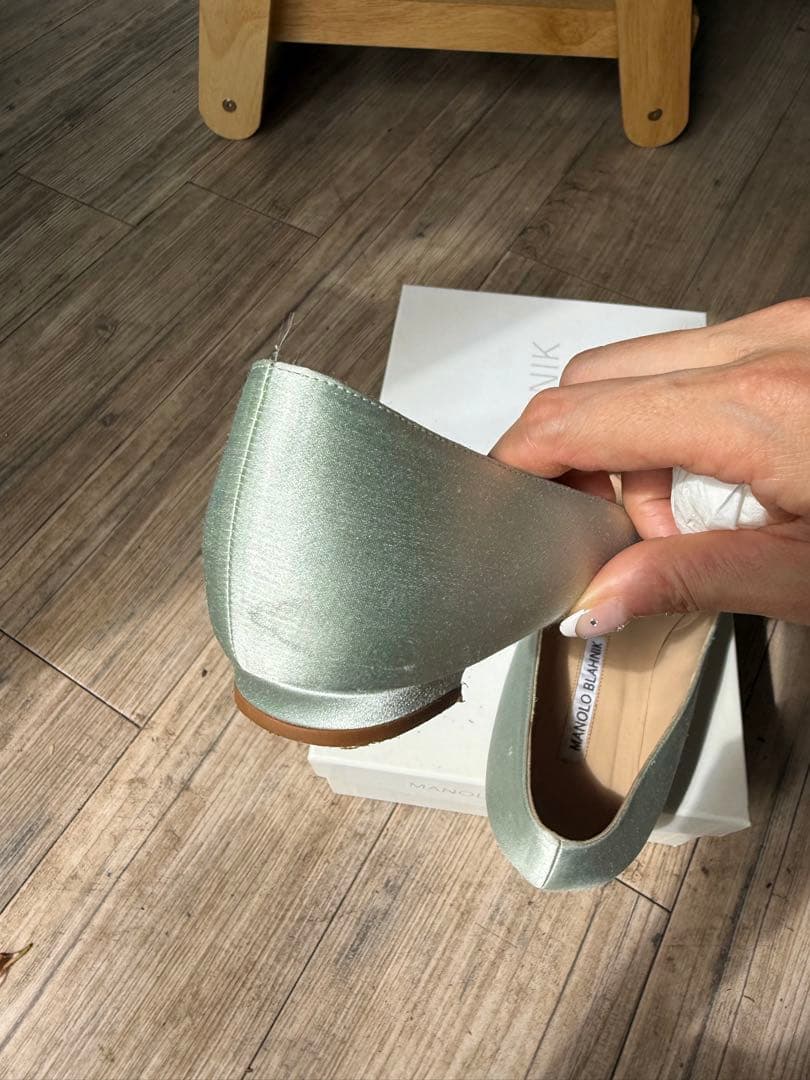 マノロブラニク　ハンギシ　37 24cm グリーン　サテン