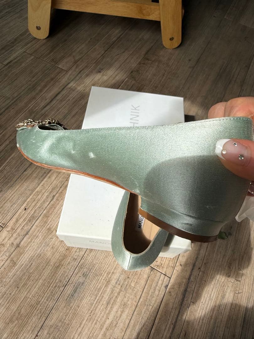 マノロブラニク　ハンギシ　37 24cm グリーン　サテン