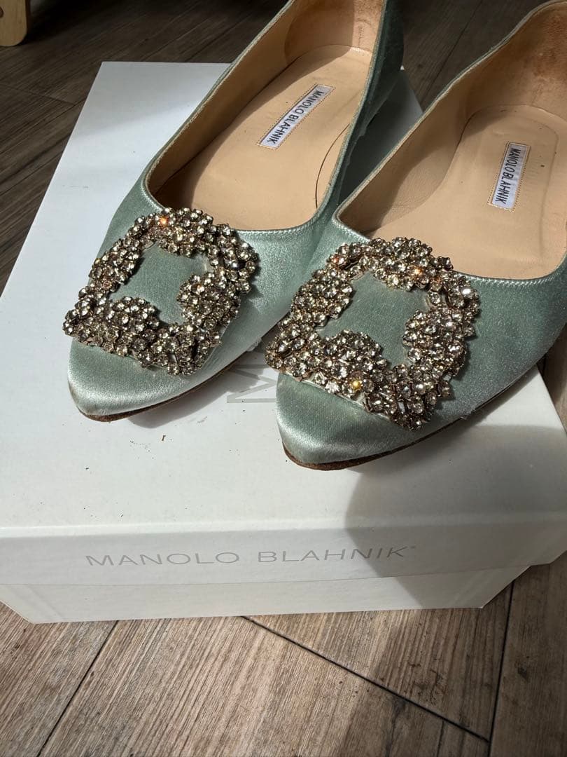 マノロブラニク　ハンギシ　37 24cm グリーン　サテン