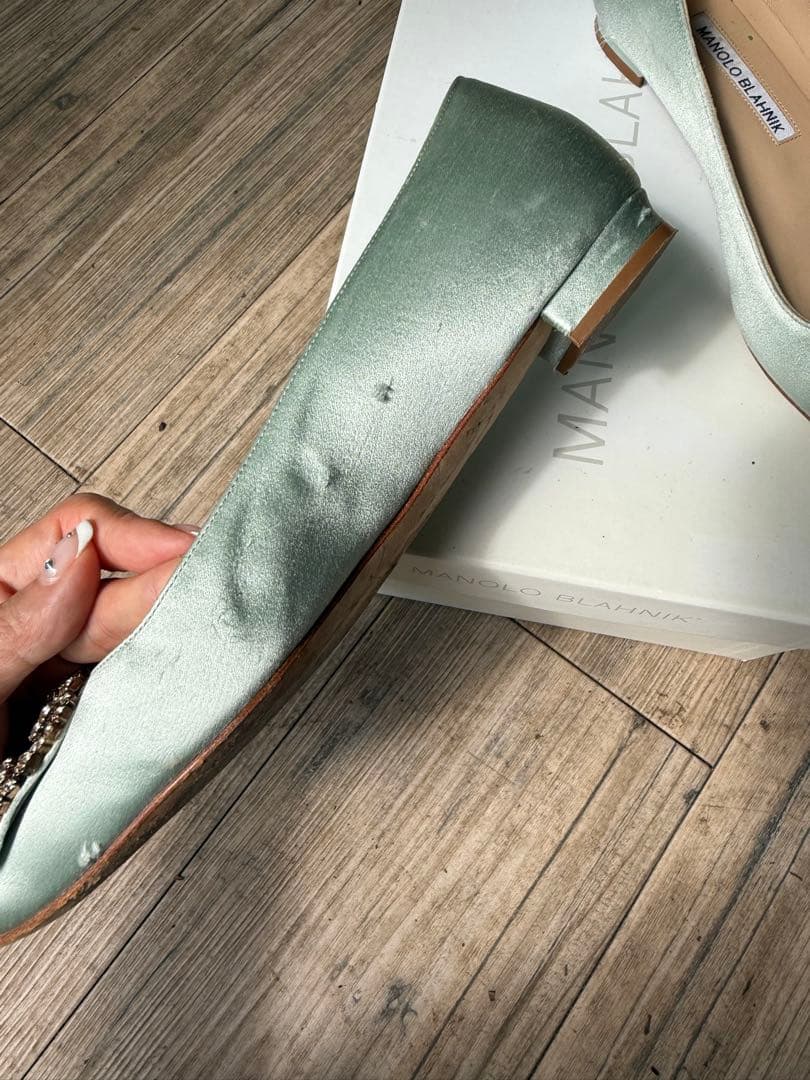 マノロブラニク　ハンギシ　37 24cm グリーン　サテン