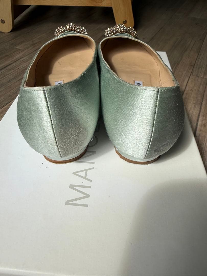 マノロブラニク　ハンギシ　37 24cm グリーン　サテン