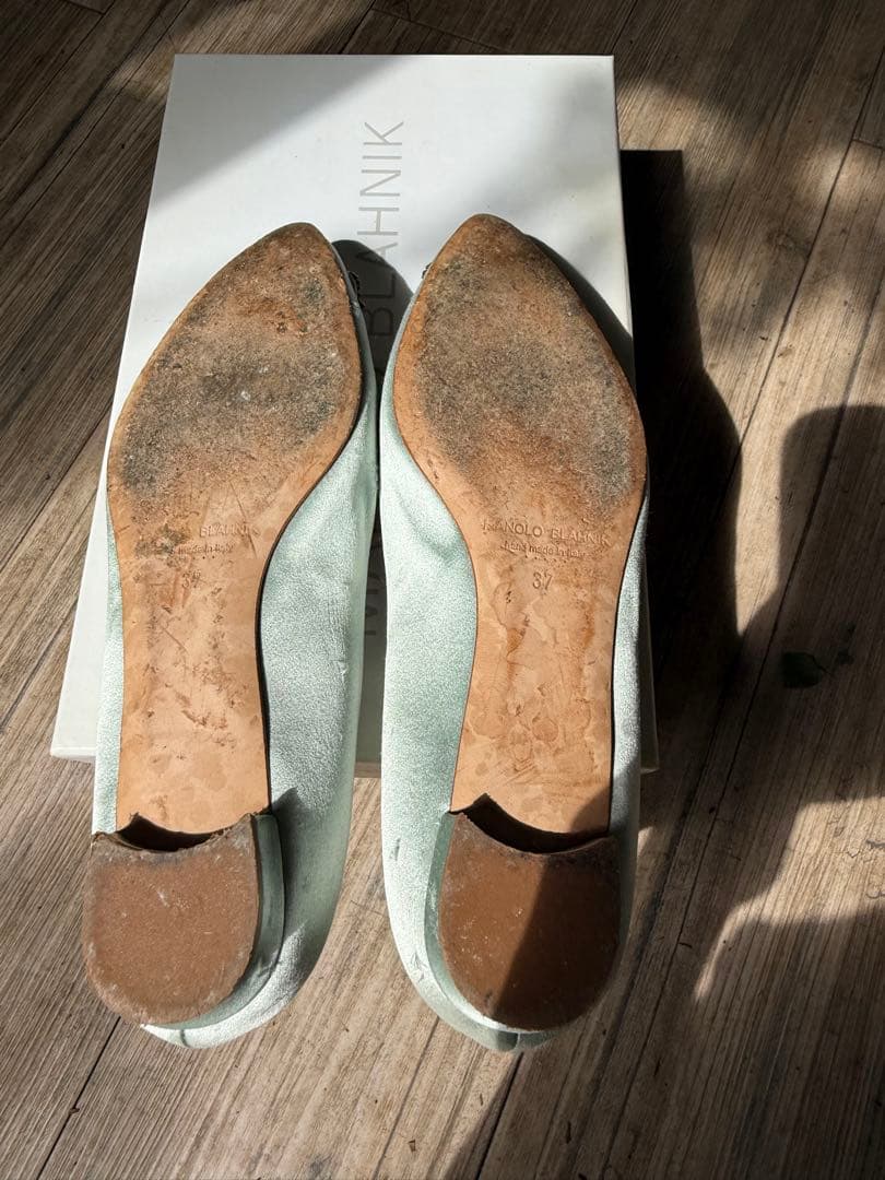 マノロブラニク　ハンギシ　37 24cm グリーン　サテン