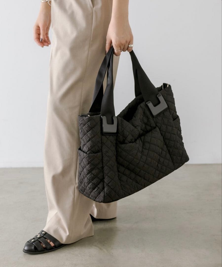 イアパピヨネ《A4可/ショルダー付き》キルティング 樹脂パーツトートバッグ M