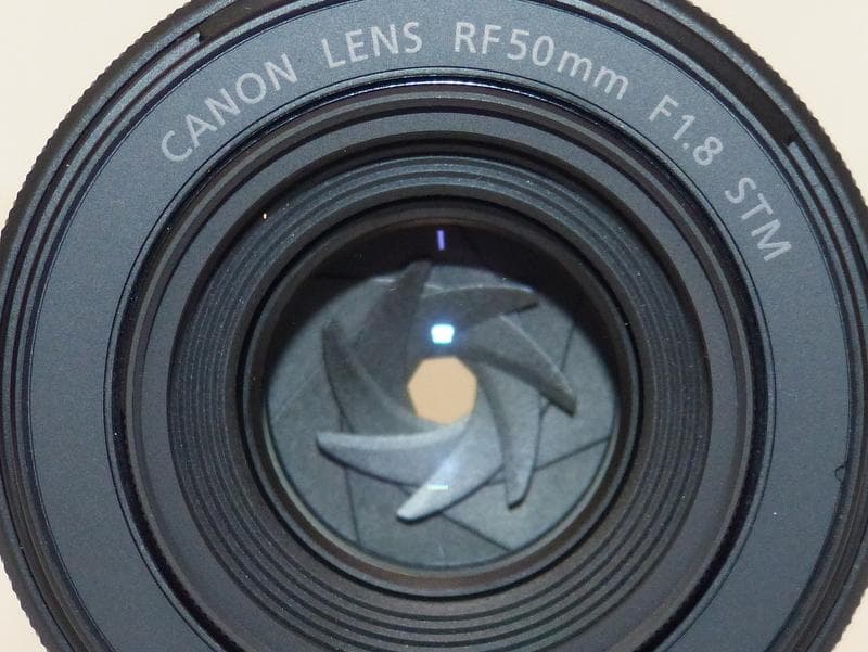 【2429】 新品同様 キャノン RF 50mm F1.8 STM 単焦点レンズ