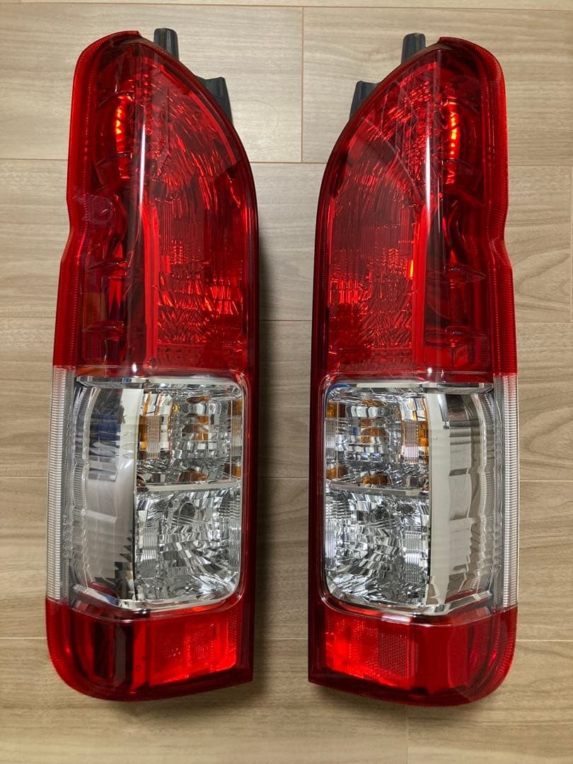 ハイエース　テールライト 純正2個セット