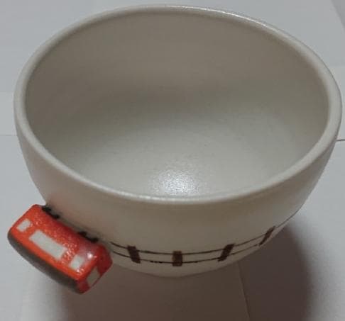 赤いバス取っ手付き陶器茶碗